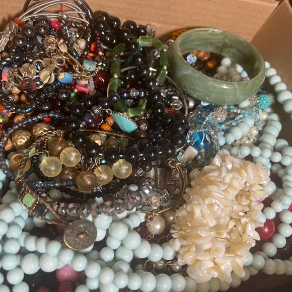Mystery 1 lb Junk jewelry Lot see Description - Picture 3 of 3